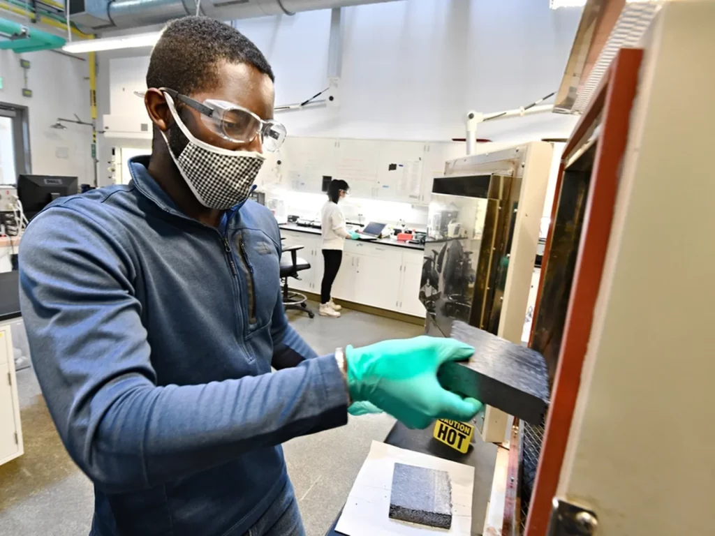 Chercheur dans un laboratoire de recherche sur l'énergie