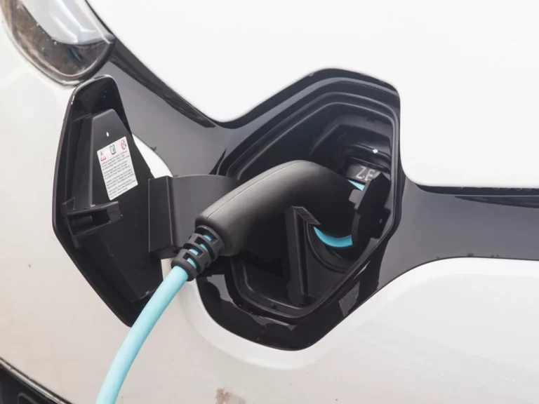 Prise de recharge branchée sur un véhicule électrique